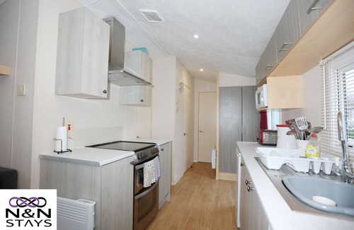 Ampney Crucis Ski Chalet | Bumble Bee Lodge, Hoburne Cotswold Holiday Park