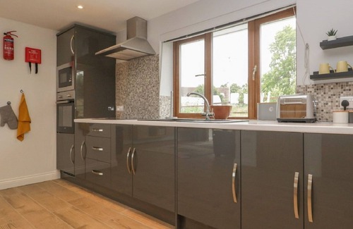 Chardstock Cottage | Bumble Bee, Modern Purpose Built Holiday Cottage 8miles from the coast