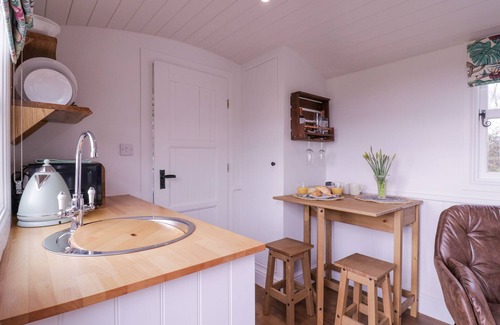 Whepstead Cottage | BUMBLE'S RETREAT, pet friendly, with a garden in Bury St Edmunds