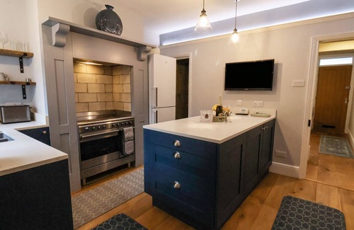 Beverley Cottage | BUMBLEBEE COTTAGE, pet friendly, with a garden in Beverley