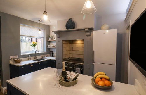 Beverley Cottage | BUMBLEBEE COTTAGE, pet friendly, with a garden in Beverley