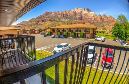 Zion National Park South Entrance Hotel | Bumbleberry Inn