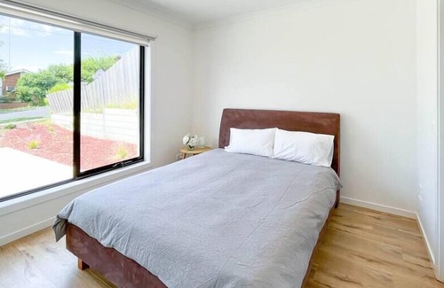 Bundoora House | Bundoora Modern 1 queen bed private bathroom