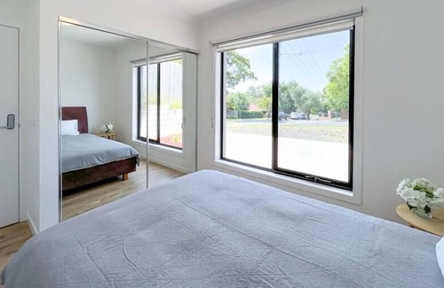 Bundoora House | Bundoora Modern 1 queen bed private bathroom