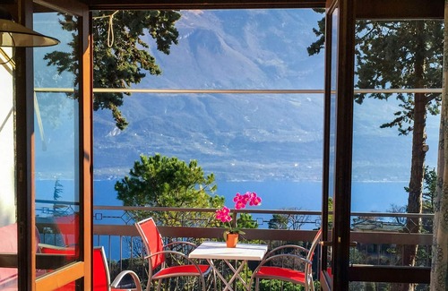 Bassanega House | Bungalow for exclusive use with unobstructed lake view and shared use of the pool