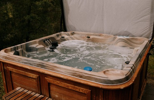 East Kootenay Cabin | Bungalow #5 with outdoor hot tub