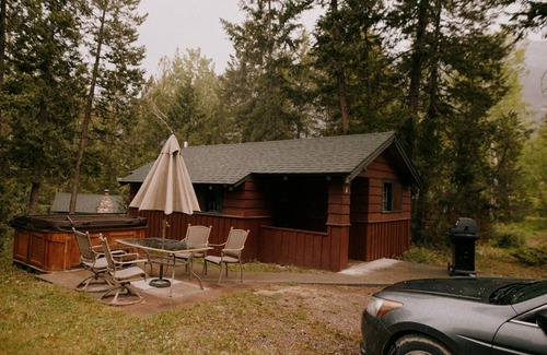 East Kootenay Cabin | Bungalow #5 with outdoor hot tub