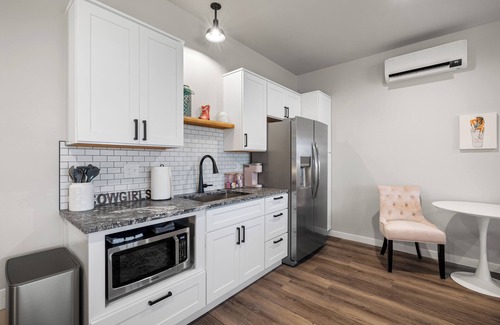Dennis House | Bungalow 8 @ Barndo Bungalows