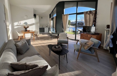 Lemmer House | Bungalow aan het Water met Aanlegsteiger. Huisdier Vriendelijk