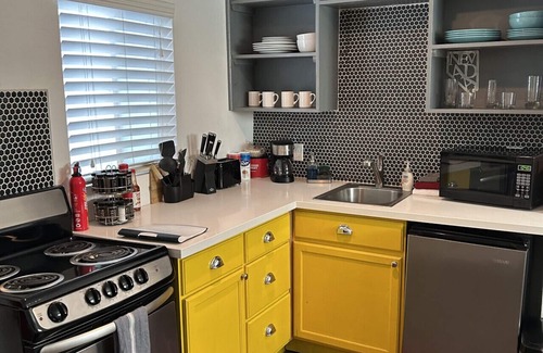 Downtown Las Vegas House | Bungalow#B 1Queen/House by Fremont St Pets+1 Story