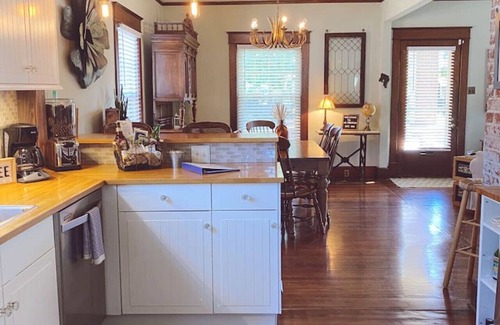 Lexington House | Bungalow Bill's - Pet Fee Additional Charge