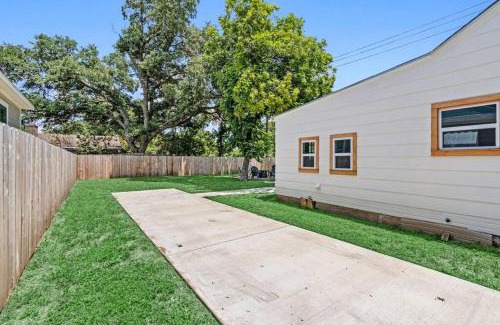 McGregor House | Bungalow Bliss - Large Backyard & Fire Pit