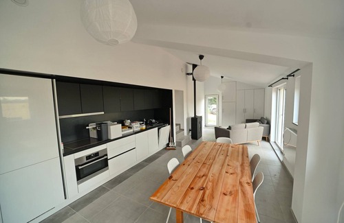 Virton House | Bungalow by Lake Rabais in Virton
