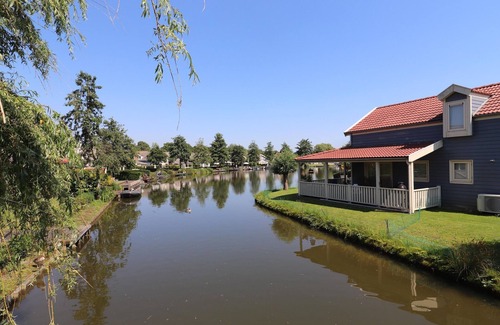 Municipality of Nissewaard House | Bungalow by Water near Rotterdam