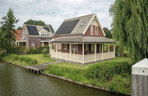 Municipality of Nissewaard House | Bungalow by Water with Sauna in South Holland