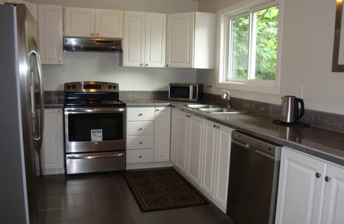 Ottawa Division House | Bungalow close to downtown with 3 parking , 9 min from the airport