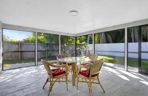 Central Naples House | Bungalow Close to Naples Beaches