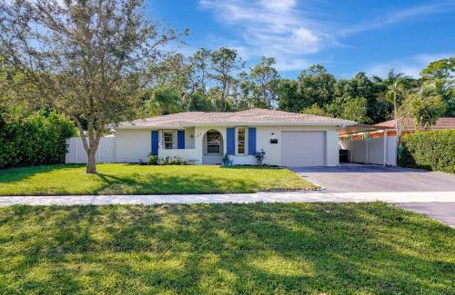 Central Naples House | Bungalow Close to Naples Beaches