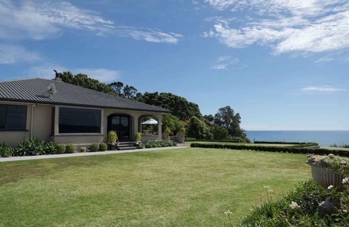 Pitone House | Bungalow Coastal Retreat - large luxury homestead