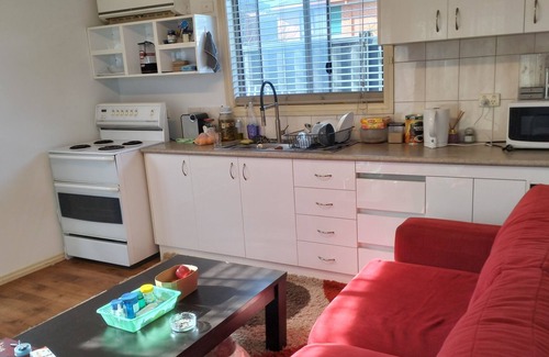 Meadow Heights House | Bungalow Cosystay: Cosy Little Place Overlooking the Back Yard Garden