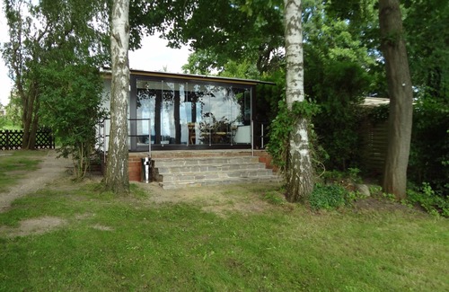 Bad Saarow House | Bungalow directly on the lake with conservatory, very private - Ferienhof Löschebrand