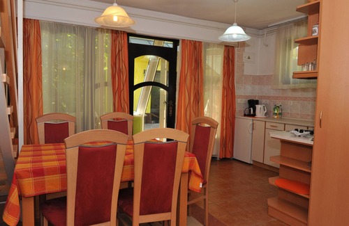 Ljubljana House | Bungalow family apartment SABINA with garden, free AC, Wi-Fi and parking