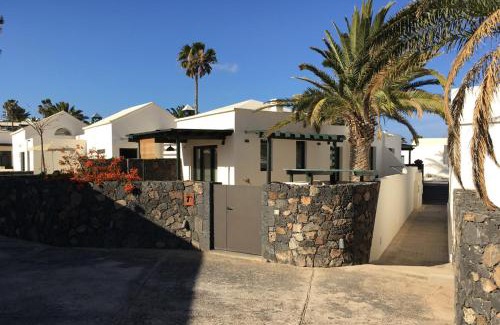 Costa Teguise Apartment | Bungalow GOA Pool view, Playa Roca residence sea front access - Free AC - Wifi