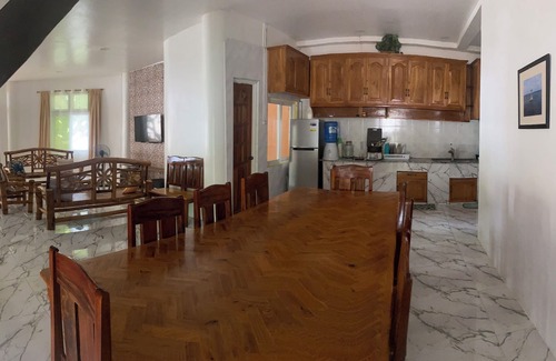 Catarman House | Bungalow house by the shoreline best for group of friends or family vacation.