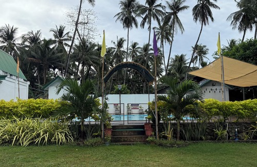 Catarman House | Bungalow house by the shoreline best for group of friends or family vacation.