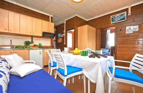 Baia Domizia House | Bungalow in legno by Interhome