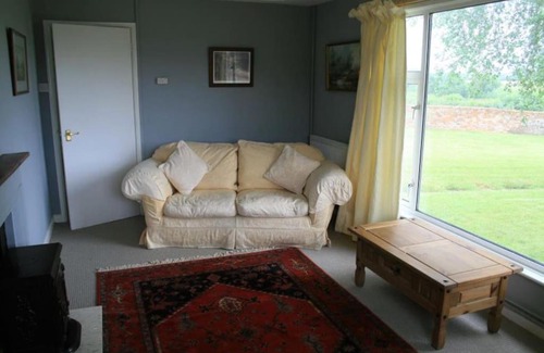 Trowbridge House | Bungalow in lovely setting.Ten minutes to Longleat