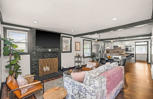 Inglewood House | Bungalow near Opry & Dtwn Deck