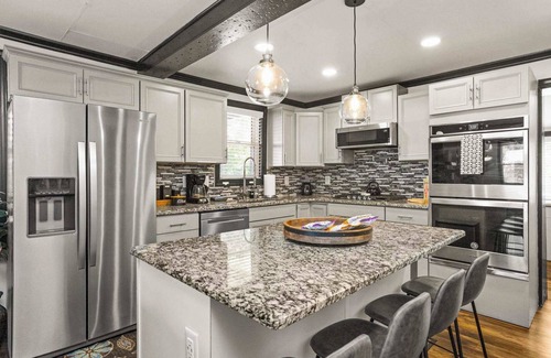 Inglewood House | Bungalow near Opry & Dtwn Deck