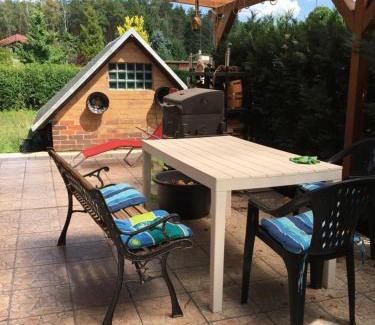 Grunheide Apartment | Bungalow nebst Wohnwagen für 4 bis 5 Personen in Nähe von See- und Tesla