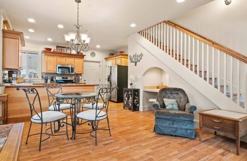 Enumclaw House | Bungalow on Porter St~ Walk to Downtown Enumclaw-Pets Ok!