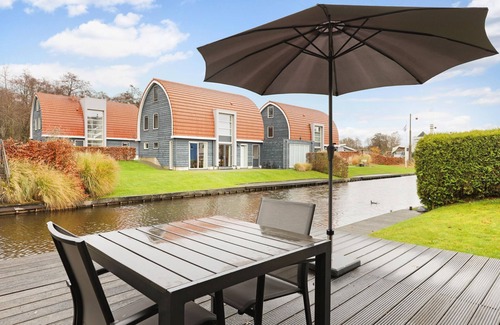 Midlaren House | Bungalow on the water in a holiday park