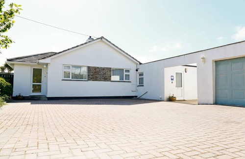 St Merryn House | Bungalow-Outdoor Heated Swimming Pool (open May-September)StMerryn Padstow