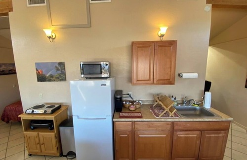 Cottonwood-Verde Village House | Bungalow retreat with hot tub and views of Sedona