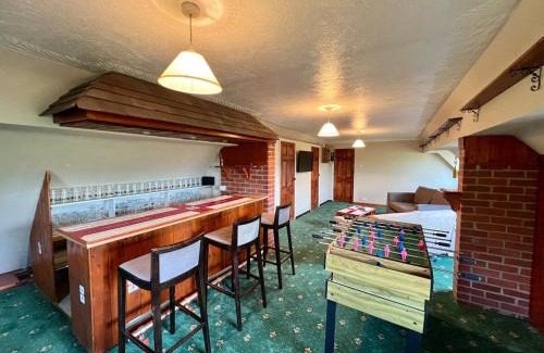 Bromsgrove House | Bungalow Retreat With Games Room And Pool Table