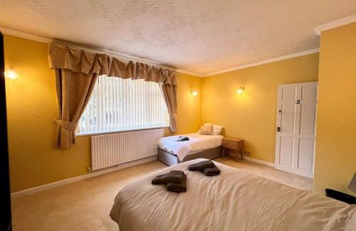 Bromsgrove House | Bungalow Retreat With Games Room And Pool Table