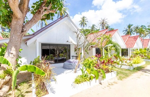 Koh Lan Ski Chalet | Bungalow - Sleeps 2 - Terrace - Beach Close
