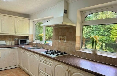 Oadby House | Bungalow - Sleeps 6 - Garden - Wheelchair Access