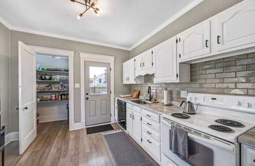 Ludlow House | Bungalow style house, 10 min to downtown Cincy and 5 min to hiking trails!