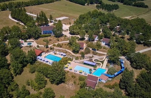 Mauroux House | Bungalow with a terrace on a hill in Dordogne