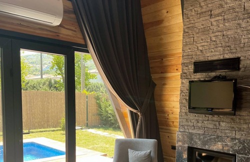 Serdivan House | Bungalow with Pool, Jacuzzi in Bedroom in Sapanca