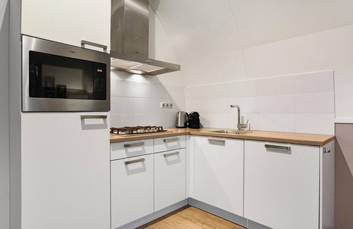 Midlaren House | Bungalow with sauna and hot tub, in a park