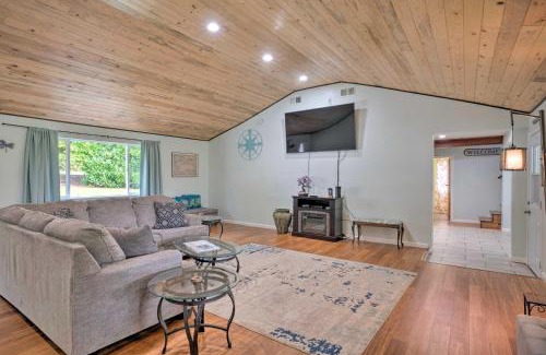 Smith River House | Bungalow with Wraparound Deck - 8 Mi to Brookings