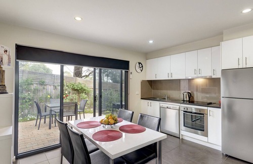 Croydon Villa | Bungunyah Apartments: Margriet