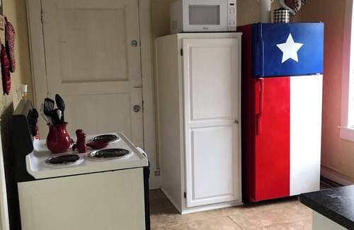 Central Arlington House | Bunk House on Elm in Historic Old Town Area of Arlington, Walk to AT&T Stadium