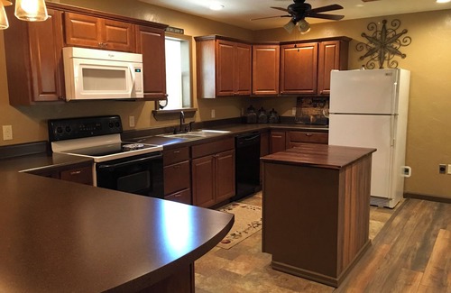 Drury House | Bunkhouse in the Ozarks with access to Creek Pavilion and close to Rockbridge